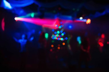 soyut renkli arka planda yumuşak lazerler ve Noel ağacı ışıkları ile gece kulübü