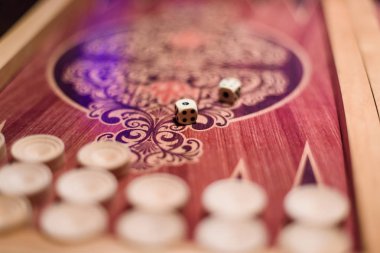 Beyaz zar tavla kurulu closeup arka plan bulanık ile oynama