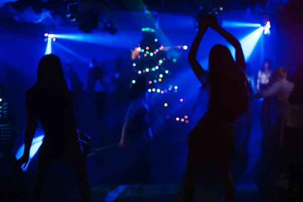 Silhouette sfocate di due ballerini sul palco del club alla festa — Foto Stock