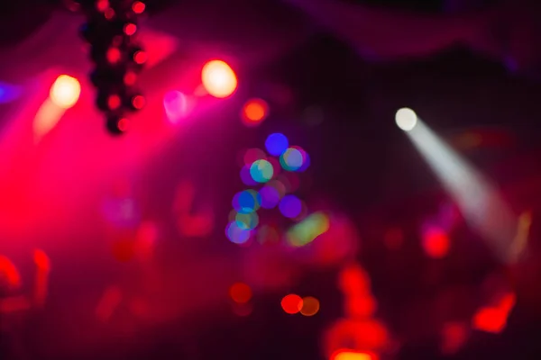 Verschwommene abstrakte bunte Hintergrund in Nachtclub mit Bokeh roten Lasern — Stockfoto