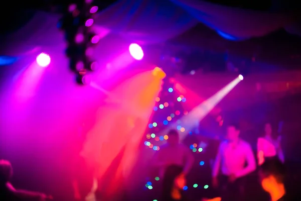Achtergrond in de sfeer van de club van de nacht met mensen en lasers op feestje — Stockfoto