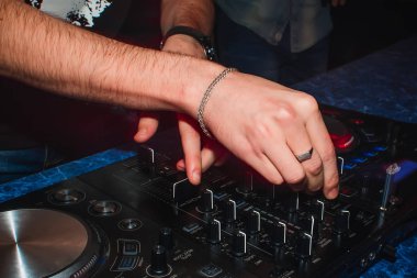eller müziğin gece kulübünde Dj Mikser