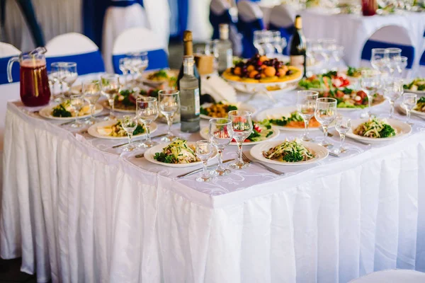 음식과 빈 안경 결혼식을 위한 세트와 축제 테이블 — 스톡 사진