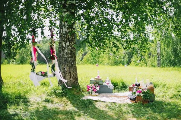 Свадебный декор на открытом воздухе цветы и качели летом — стоковое фото