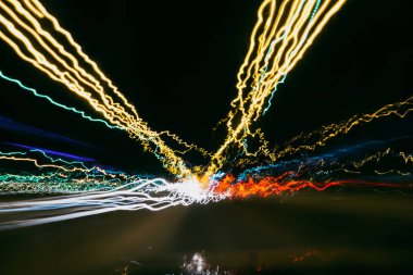 parlak renkli bulanık izleri araba ve yol koyu arka plan ile gece ışıkları