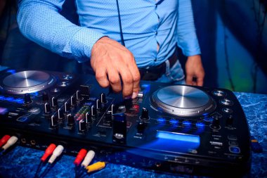 DJ parti gece kulübünde profesyonel karıştırıcı birimi ve mix müzik denetimleri el