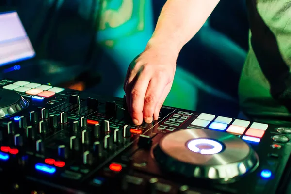 profesyonel müzik karıştırma müzik gece kulübünde Dj eliyle donatımı