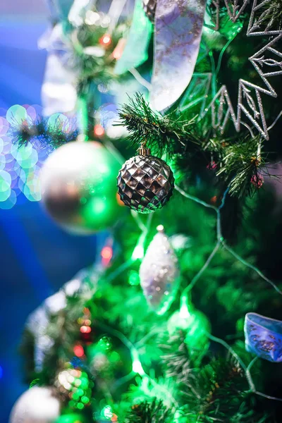 Різдвяні прикраси з іграшок і гірлянд з красивим фоном новорічної ялинки — стокове фото