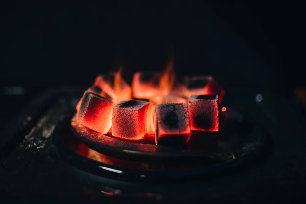 Charbons chauds pour Shisha réchauffé sur le poêle dans un bar narguilé — Photo