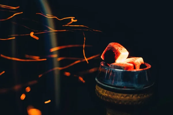 Kom van de Shisha met hete kolen verwarmde Rokersruimte en rest met rode sparkles — Stockfoto
