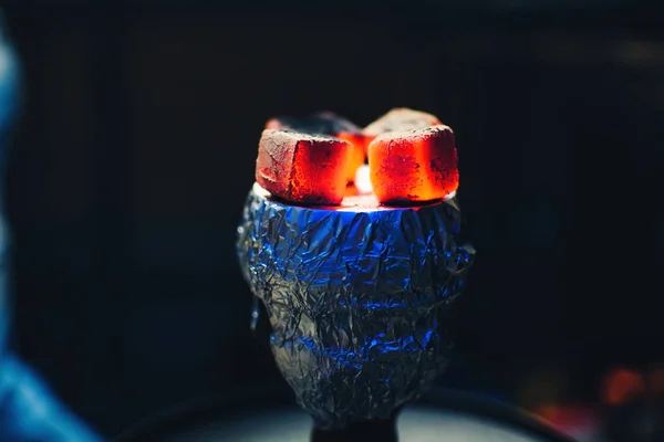 Charbons de Shisha sur papier d'aluminium sur bol avec tabac Fumer et rouge chaud — Photo