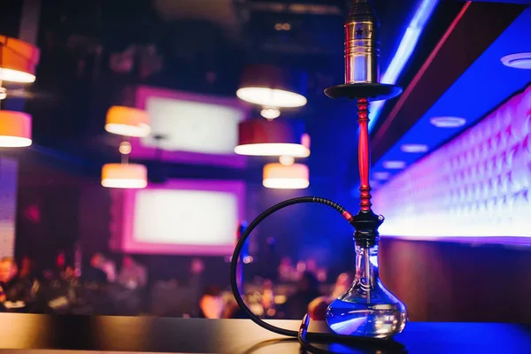 Кальян бар с красивой ясной лампочкой для курения табака и отдыха — стоковое фото