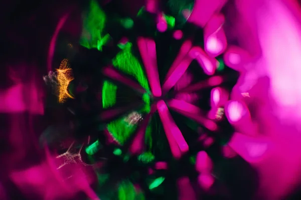Fotografía abstracta de textura de arte a través de la copa de vidrio con brillo rosa púrpura y verde — Foto de Stock
