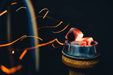 uçan için tütün ve sigara ve geleneksel Asya tatil kase nargile kömürü ve kırmızı kıvılcım