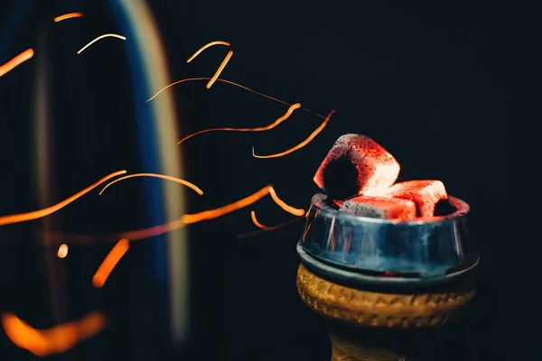 Skål med vattenpipa med glödande kol och röda gnistor flygande för tobak och rökning och traditionell asiatisk semester — Stockfoto