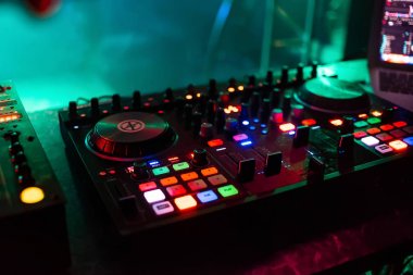 karıştırma ve club müzik partide düğmeleri ve ses düzeylerini ile karıştırma için profesyonel karıştırıcı kurulu Dj