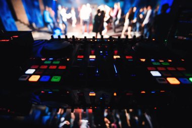 insanlar gece kulübünde dans ile dans pistine bulanık arka plan ile müzik Dj Resepsiyon