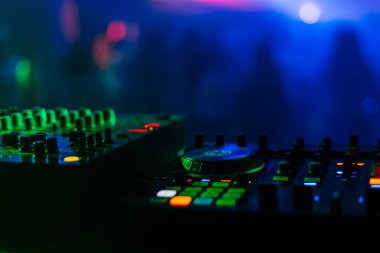 kontrol paneli ve karıştırıcı Dj parti gece kulübü