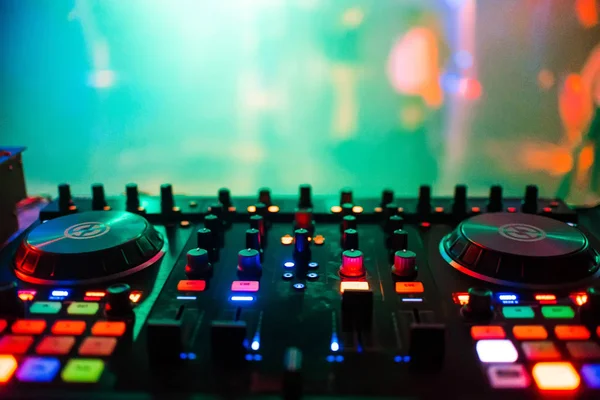 Remote-Mischpult für den DJ in der Diskothek bei der Party zur professionellen Musiksteuerung — Stockfoto