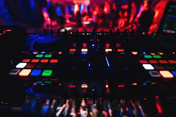 Mixer Dj een nachtclub met besturingselementen en knoppen voor het mixen van muziek op feestje — Stockfoto