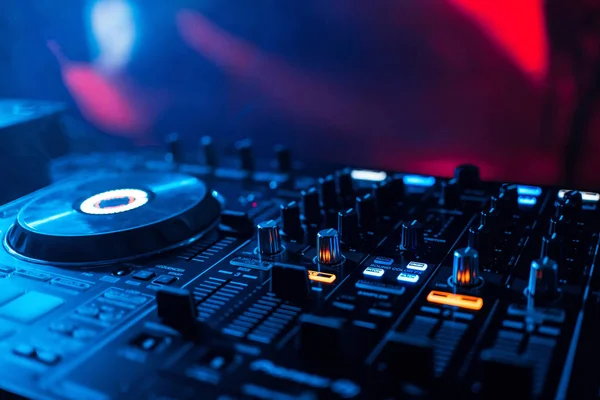Karıştırıcı Dj parti gece kulübünde diskler ve düzeyleri ve birim closeup müzik oynamak için — Stok fotoğraf