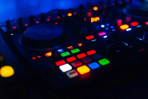 Botão luminoso no painel de controle DJ para mixagem e gerenciamento de disco — Fotografia de Stock
