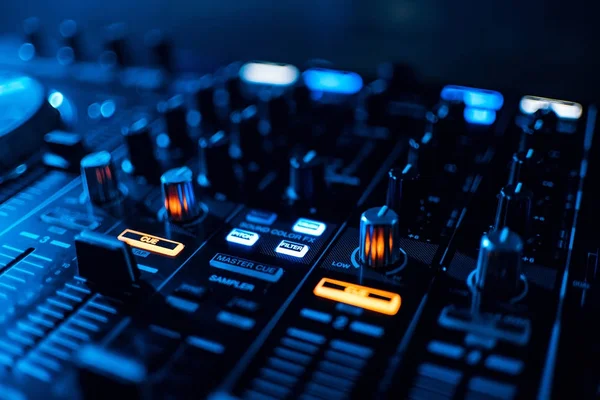 Knappar på professionell utrustning Dj musik mixer och kontroll — Stockfoto