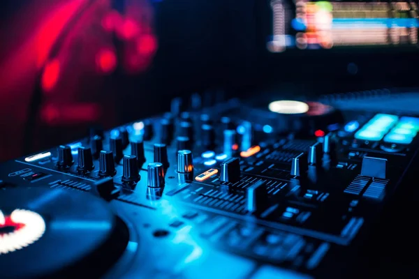 Botões de controle e música de mistura em equipamentos profissionais para misturar DJ — Fotografia de Stock