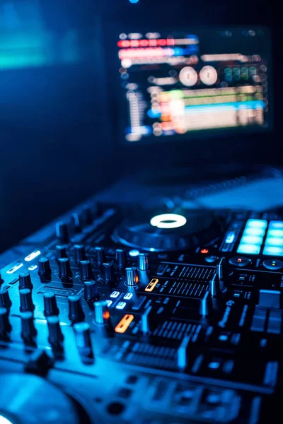 Controle remoto de música para misturar música e monitorar o programa de música o DJ na festa — Fotografia de Stock