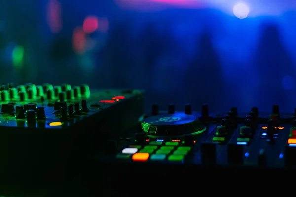 Panel de control y mezclador DJ fiesta club nocturno —  Fotos de Stock