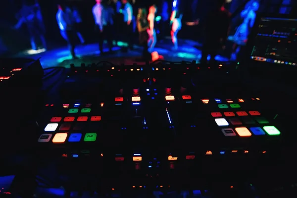 Glühende Tasten professionelle Platine zum Mischen und Musik auf der Party in einem Nachtclub mit — Stockfoto
