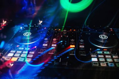 müzik konsol ve renkli efektlerle gece kulübünde Dj Mikser