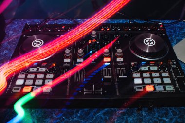 Oyunlar ve müzik karıştırma için renkli efektler ile modern profesyonel DJ Board