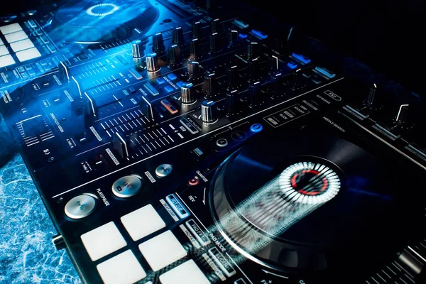 Modern profesyonel ekipman için Dj müzik karıştırmak için