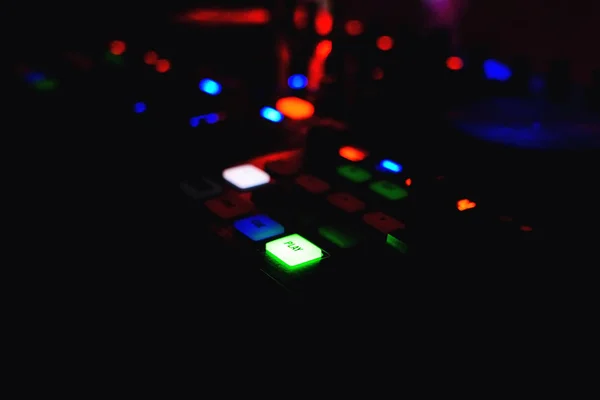 Botão jogar com luz de fundo para música mixer DJ grande com — Fotografia de Stock
