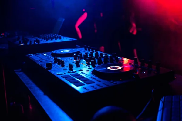 Mixer musicale controllore di musica DJ sotto la luce dei riflettori in stand al nightclub — Foto Stock