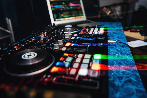 Musikutrustning och Dj-mixer spela musik i nattklubben på parti och slående effekter — Stockfoto