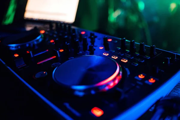 Profissional moderno Board DJ mistura de música e discos de jogo — Fotografia de Stock