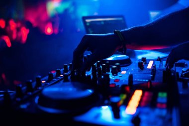 Dj gece kulübü karıştırıcı denetleyicileri devam müzik karıştırma