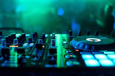 Denetçiler ve düzenleyiciler müzik karıştırıcı Dj müzik çalmak için