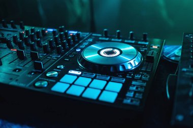 CD mikser ve düğmeleri ve denetleyicileri ile bir denetim müzik portre oluşturmak