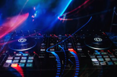 parlak çok renkli efektler parti c gece kulübünde Mikser ve DJ standında