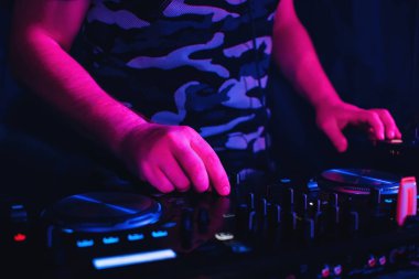 DJ Mixer ve profesyonel bir ekipman üzerinde gece kulübünde oynuyor