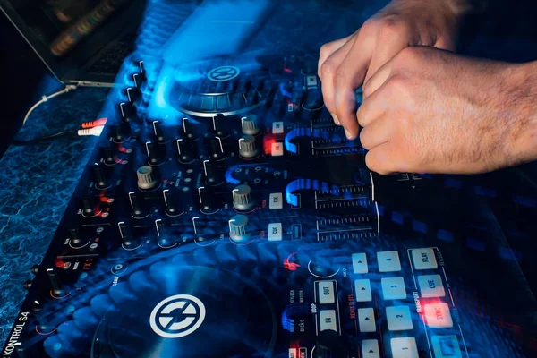 DJ spielt Musik auf professionellem zeitgenössischen Mischpult — Stockfoto