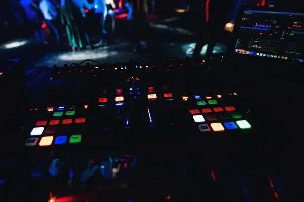 Botões e alavancas de controle em DJ misturador profissional musical para misturar música — Fotografia de Stock