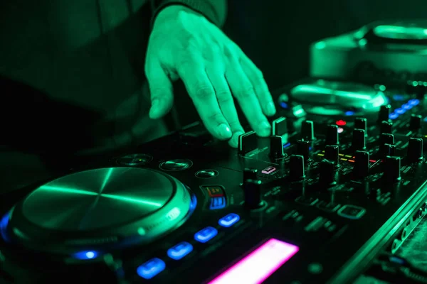 Spostamento manuale dei controller DJ sul pannello di controllo musicale nel night club — Foto Stock
