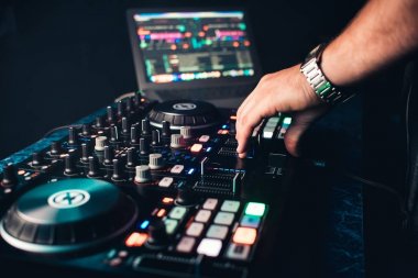 DJ karışımları ve müzik profesyonel çağdaş müzik yönetim kurulu yönetir
