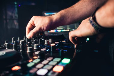 DJ parti eller gece kulübünde parça karışımları