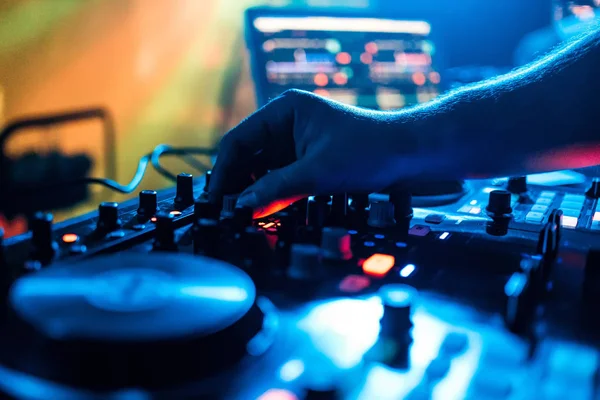 Mano di DJ sposta il controllo del volume e la miscelazione di musica su un mixer — Foto Stock