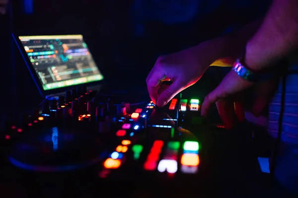 Mani di un DJ professionista che suona e mixa musica per un pigiama party — Foto Stock